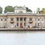 Warszawa - Łaźienkipaleis (2015) vierkant gebouw met vier zuilen aan een meer