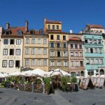 Warszawa - Markt (2015) hernieuwd markt plein met kleurige gebouwen en terrasjes