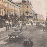 Warszawa - Marszalkowskastraat (1904) brede straat met railsen voor de tram, lopende mensen en paard en wagens