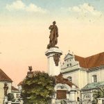 Warszawa - Mickiewicz monument Pilaar op een verhoogd standpunt met man er op