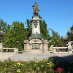 Warszawa - Mickiewicz monument (2015) zelfe beeld als op de vorige kaart met rozen er voor.