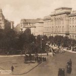 Warszawa - Napoleonplein plein met verkeer op de straat en bomen in het midden