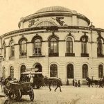 Warszawa  - Nationale Bank rond gebouw op een hoek met vele paarden en wagens er voor