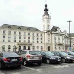 Warszawa - Raadhuis (2015) Groot wit gebouw met auto's er voor