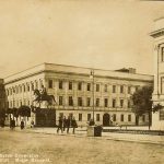 Warszawa - Regeringsgebouw (1932) Stijve vierkante gebouwen met een paard en ruiter standbeeld