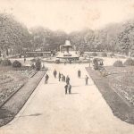 Warszawa - Saksische tuin (rond 1900) Open park met zicht op een fontein en mannen in de allee