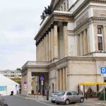 Warszawa - Teatre Wielki - ingang (2017) ingang met zuilen en auto's er voor