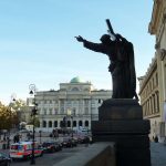Warszawa - Staszicpaleis (2015) Zelfde gebouw als de vorige foto met veel verkeer er voor