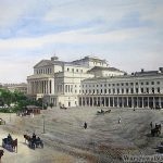 Warszawa - Teatre Wielki (1939) Heel groot wit gebouw met een groot plein er voor met meerdere paard en wagens