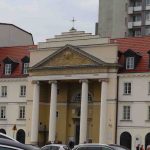 Kapel, naast raadhuis (2015) Ingang van kapelletje met 4 zuilen en tussen 2 gebouwen in