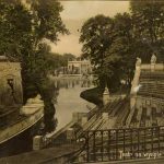 Warszawa - Theater (1912) Half rond buiten theater aan het water met bomen er voor