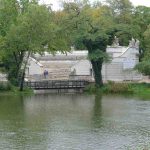 Warszawa - Theater (2015) half rond theater met veel bomen er om heen