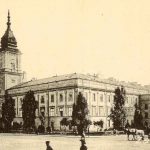 Warszawa - Zamek Groot vierkant gebouw met toren in het midden van de voorkant en rechts een paard en wagen