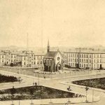 Warszawa - Ziekenhuis Verschillende wegen, leeg, met rechtsachter groot gebouw en in het midden achter een kerkje