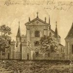 Kerk met veel torens en hek met op elke hoek een torentje