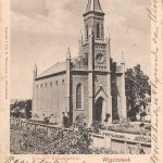 Vrijstaande kerk met spitse toren