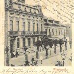 huis drie etages met kleine ronde boompjes er voor