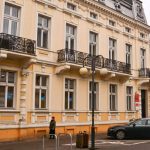 pand met drie balkonnetjes en auto er voor