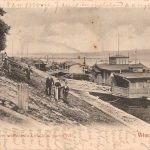 drijvend gebouwtje met enkele mensen op de dijk